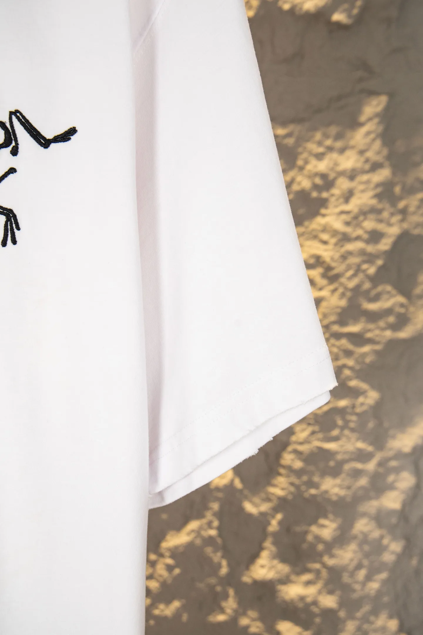 ：Y 100 ARC'TERYX 26ss New Arrival T ， ，Breathable ， 。 ， ， ， Same Style 。 ， ， ； logo， ， 。Classic Versatile ， 、 ， 、 、 。 ， ， ！ ：Black White Size：S-XL